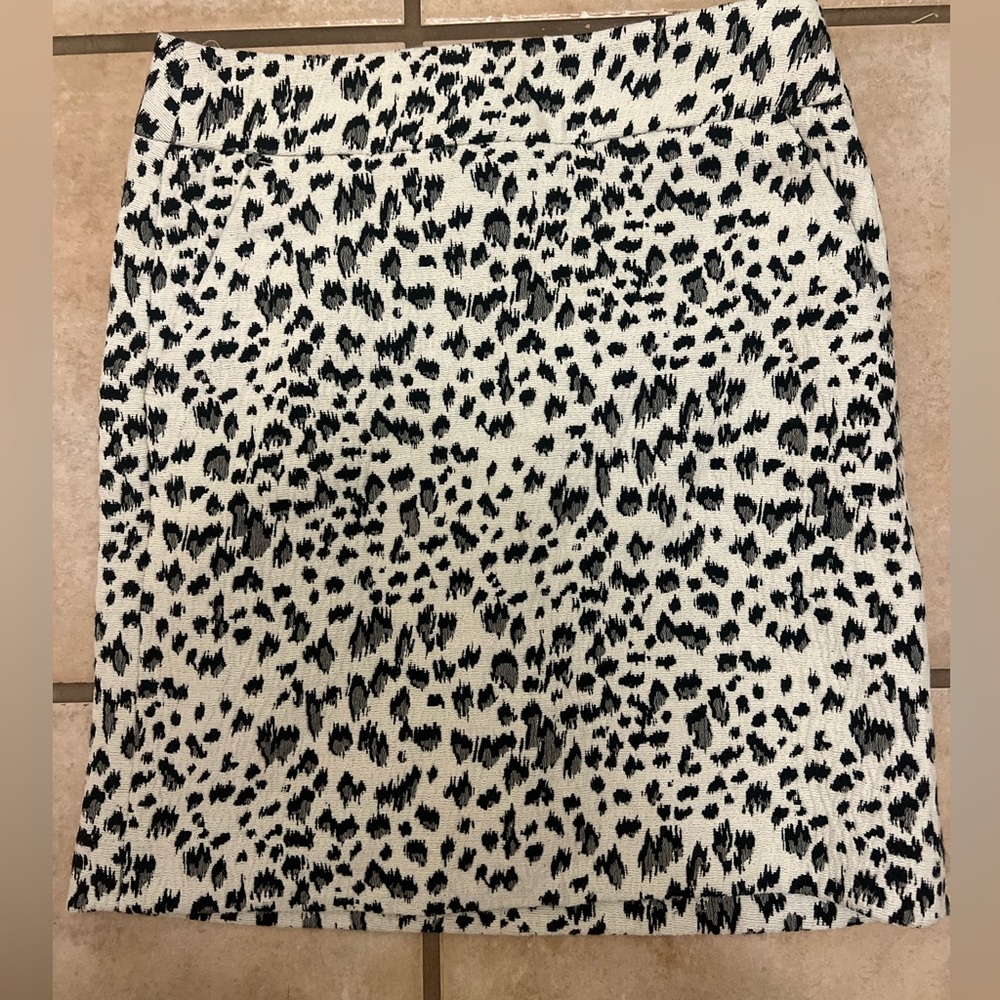 Ann Taylor LOFT black white gray animal print petite skirt